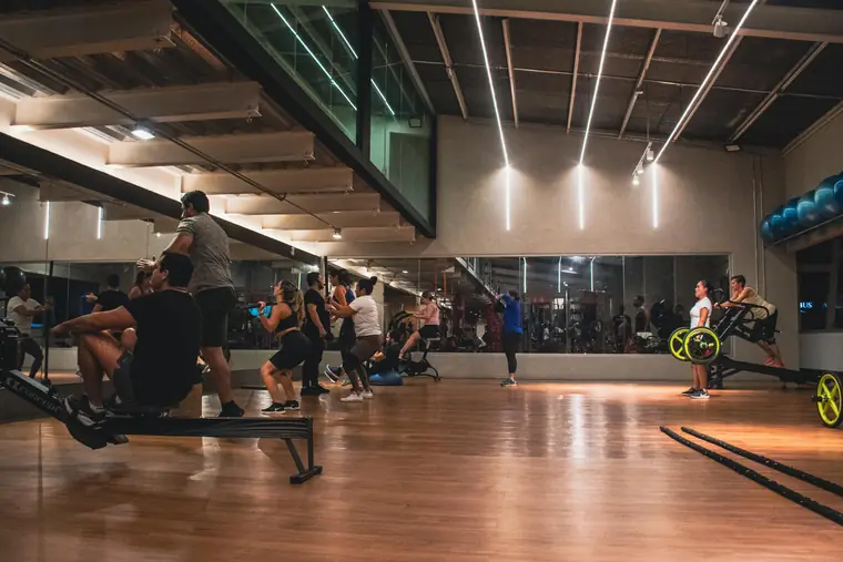 Cobertura visual de experiencia de marca en espacio fitness.