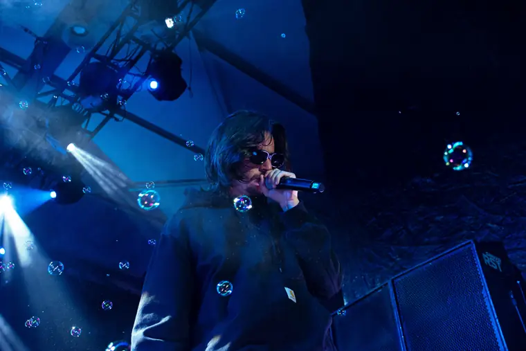Imagen de concierto con iluminación azul y enfoque editorial.